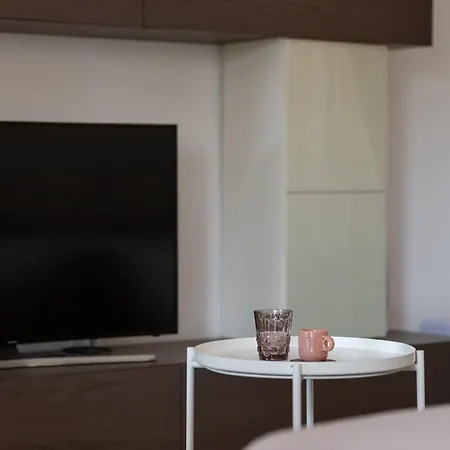 아파트 Lakis House