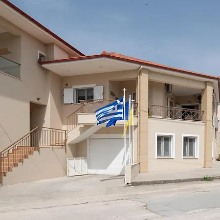 アパート Lakis House