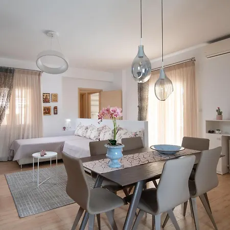 Lakis House