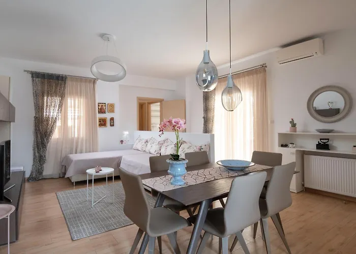 Lakis House